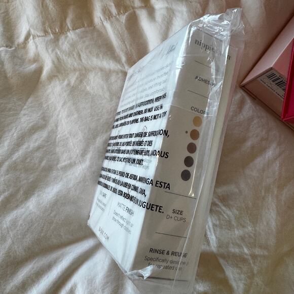 Nippies Adhesive Lifting Cups Unopened New in Box Size 2 (D+) Caramel - Picture 3 of 5